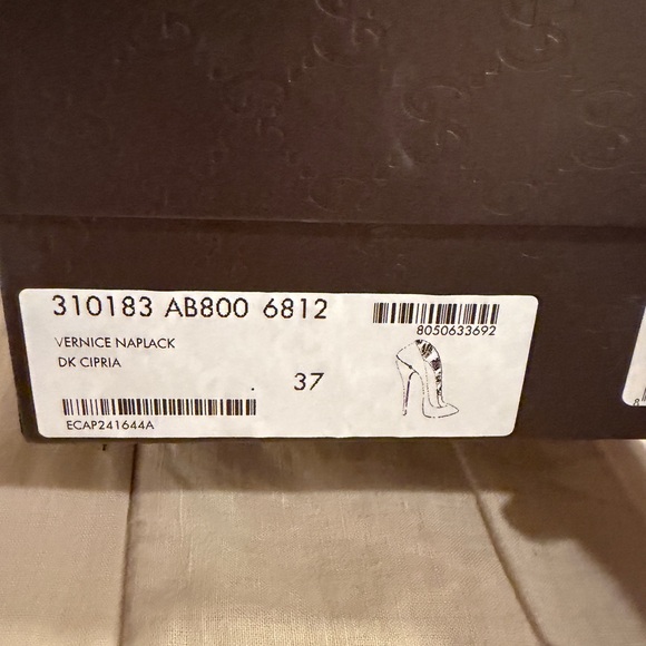 Gucci Women's Beige Patent Leather Heels. Size 7 - Picture 8 of 8